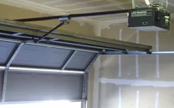 Come funzionano gli apriporta per garage a catena e cintura